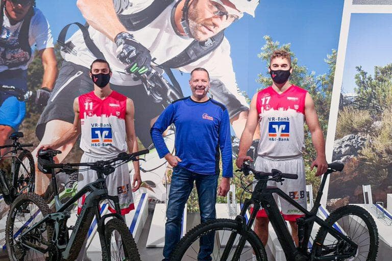 Kangaroos gehen in den grauen November Lock-Down